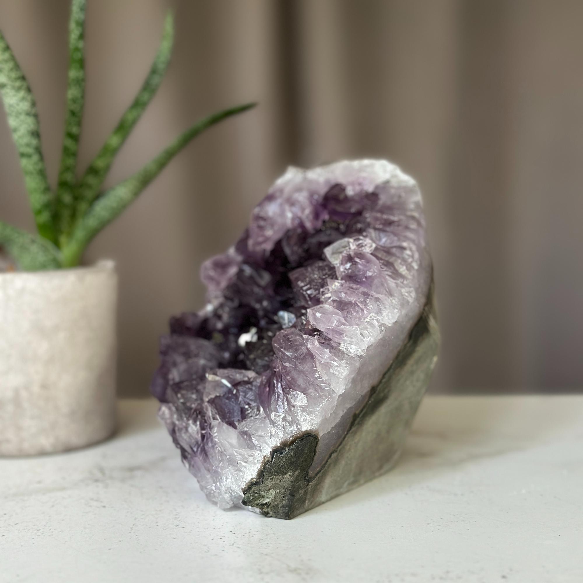 AMETHYST stone geode, Beautiful natural amethyst with agate formations, Top grade Uruguayan amethyst, Large crystals amethyst