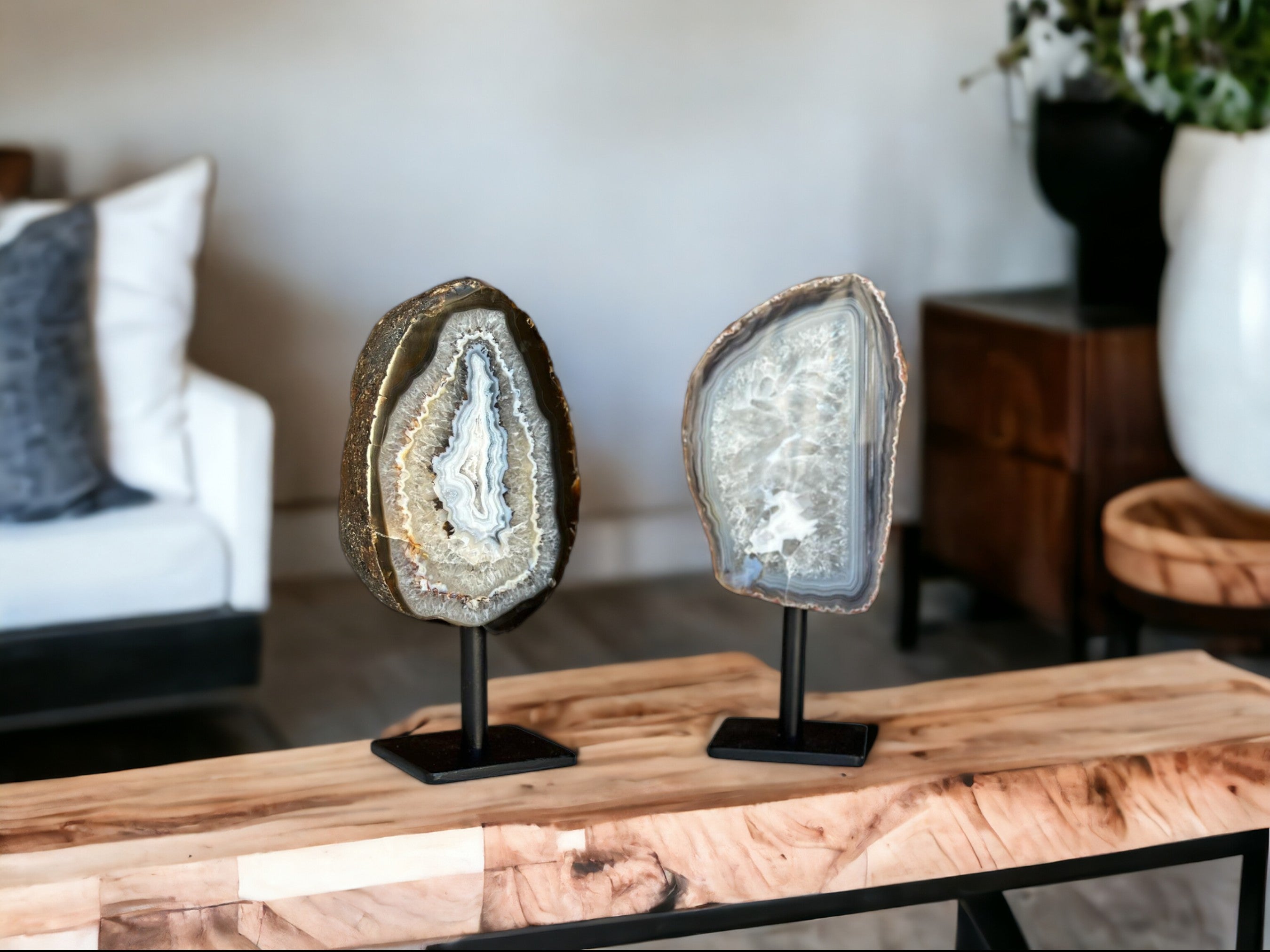 agate on stand