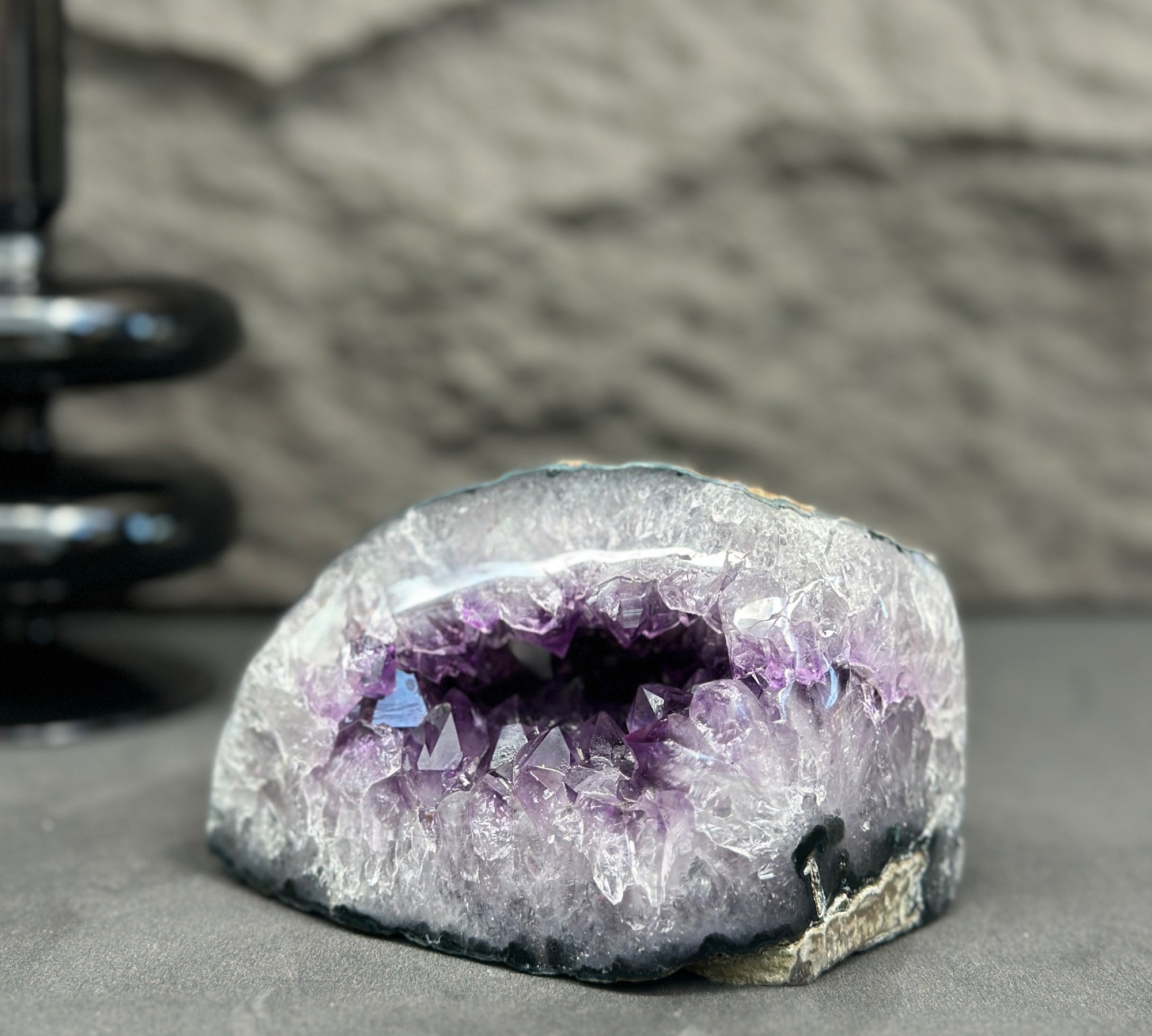 Amethyst_geode_extra_quality_amethyst_7518058774681_1_085e2056-f051-4060-a39b-b2511c36e085.jpg