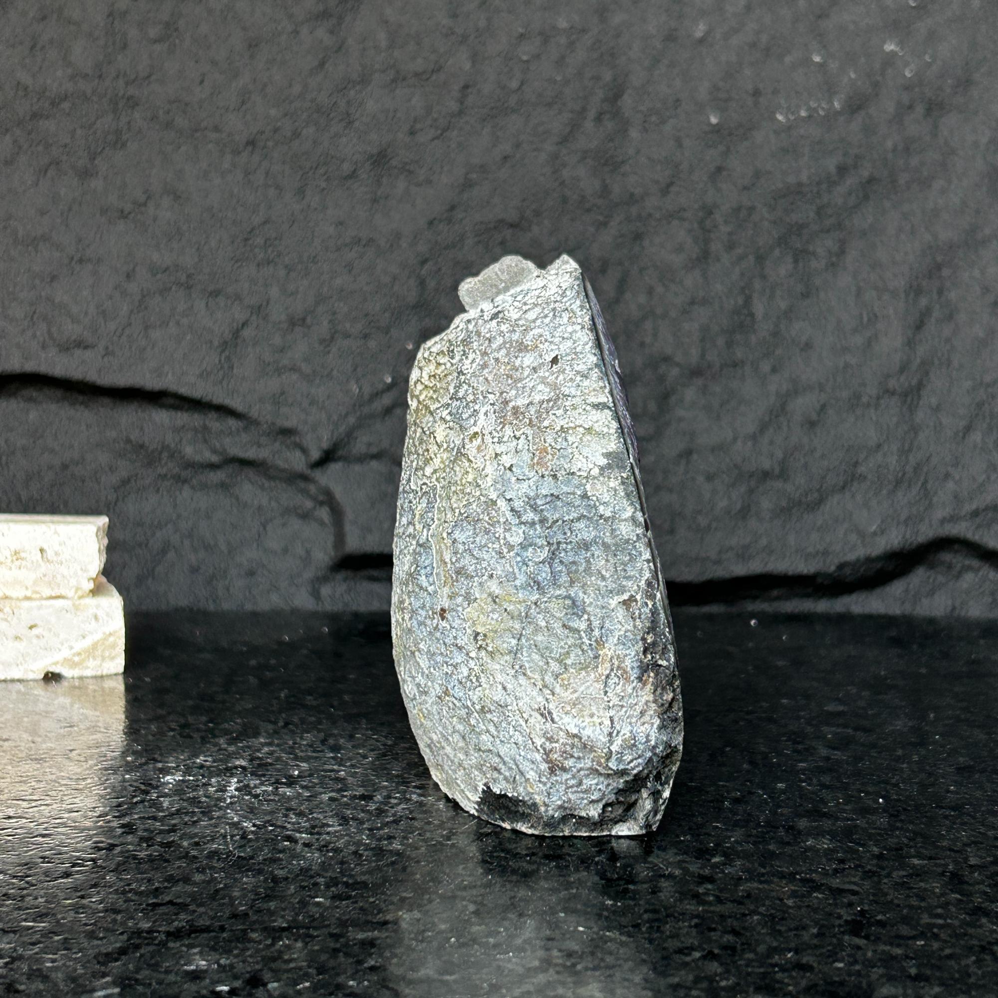 Uruguayan amethyst geode, cut base, with gray and green agate edges, self-standing.