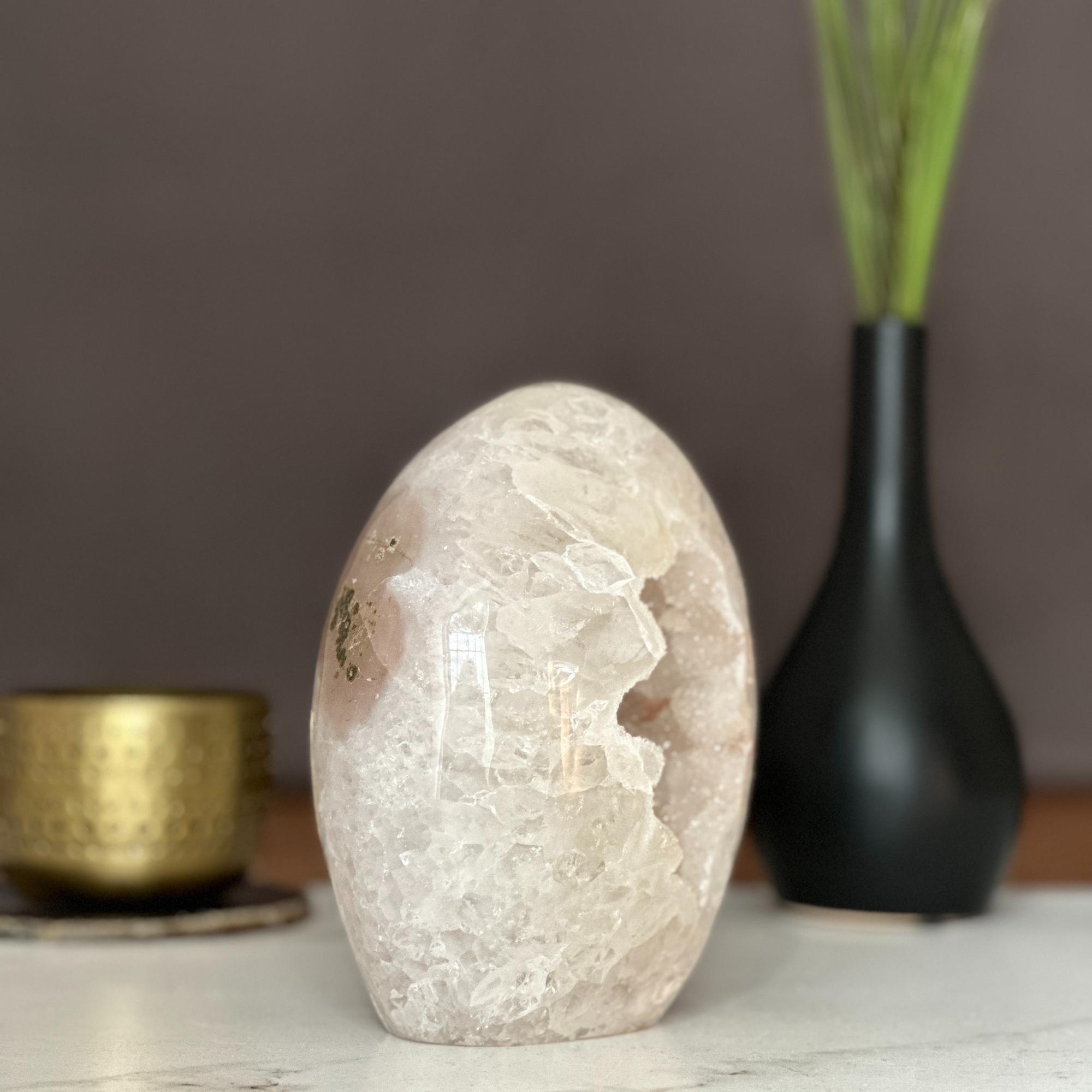 Superb Crystal Geode, Large Cave Egg shaped, White Quartz for collectors, 7 in Tall Full polished stone, Stunning decor AAA Crystal no