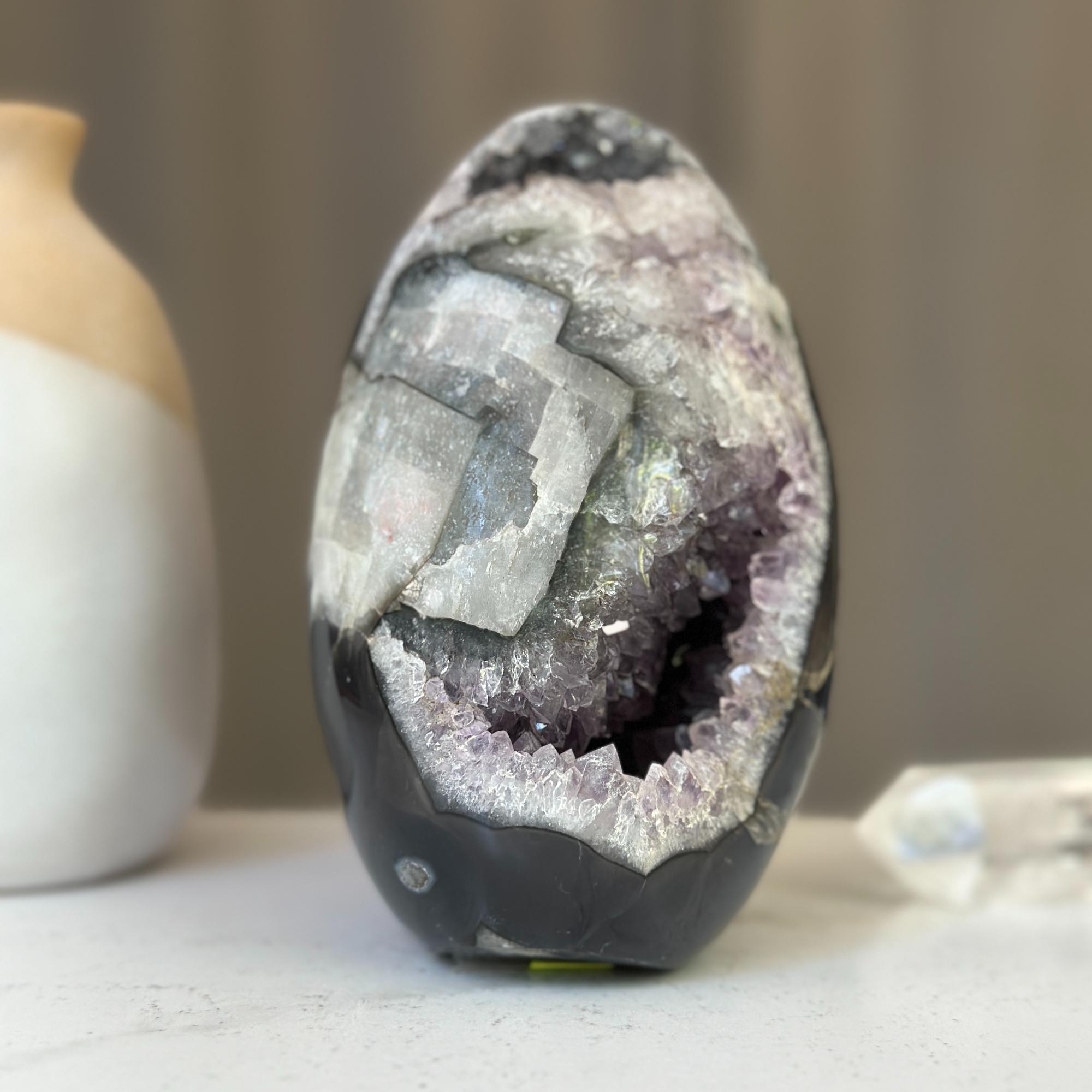 Incredible Crystal Amethyst and Agate Stone, Egg shaped crystal piece, AAA quality Oval Full polished Crystal, Unique Amethyst Cave