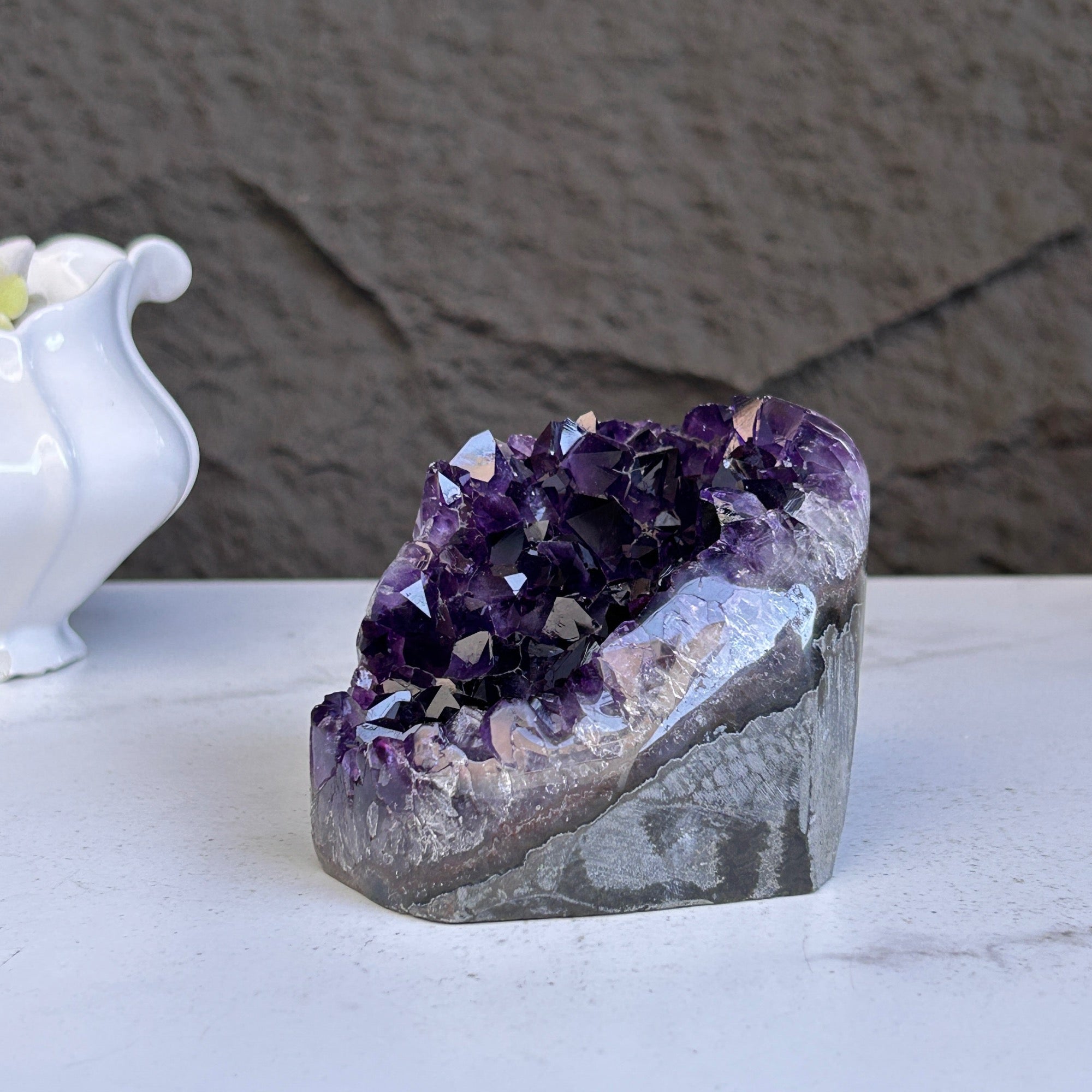 Amethyst geode with Agate formations