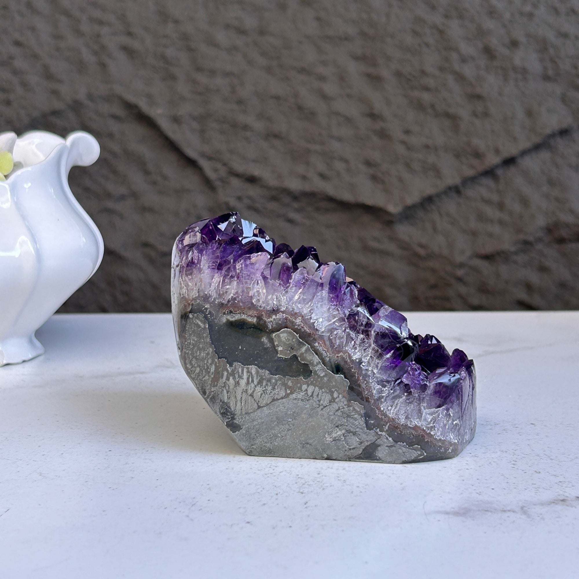 Amethyst geode with Agate formations