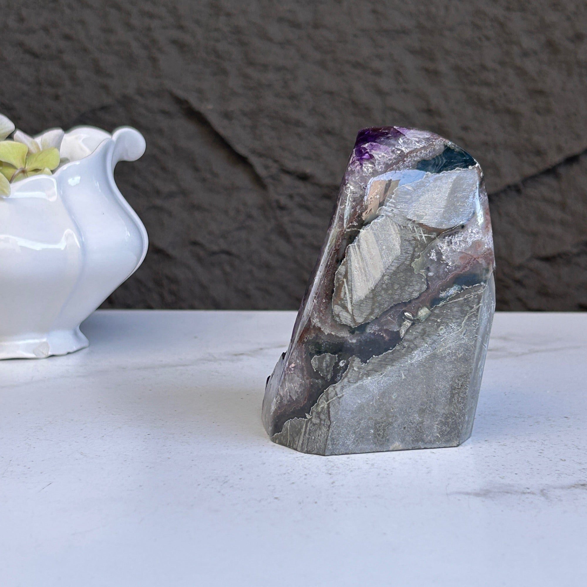 Large crystals Amethyst geode with Agate formations