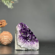 Amethyst geode with Agate formations