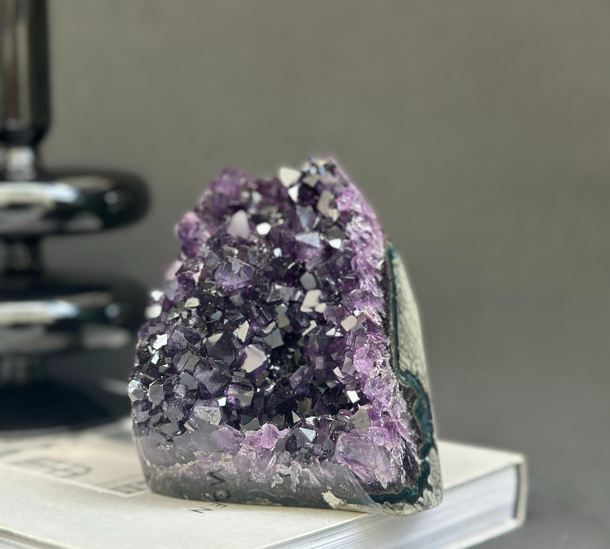 Large_crystals_Amethyst_geode_with_Agate_formations_7652991205529_1.jpg