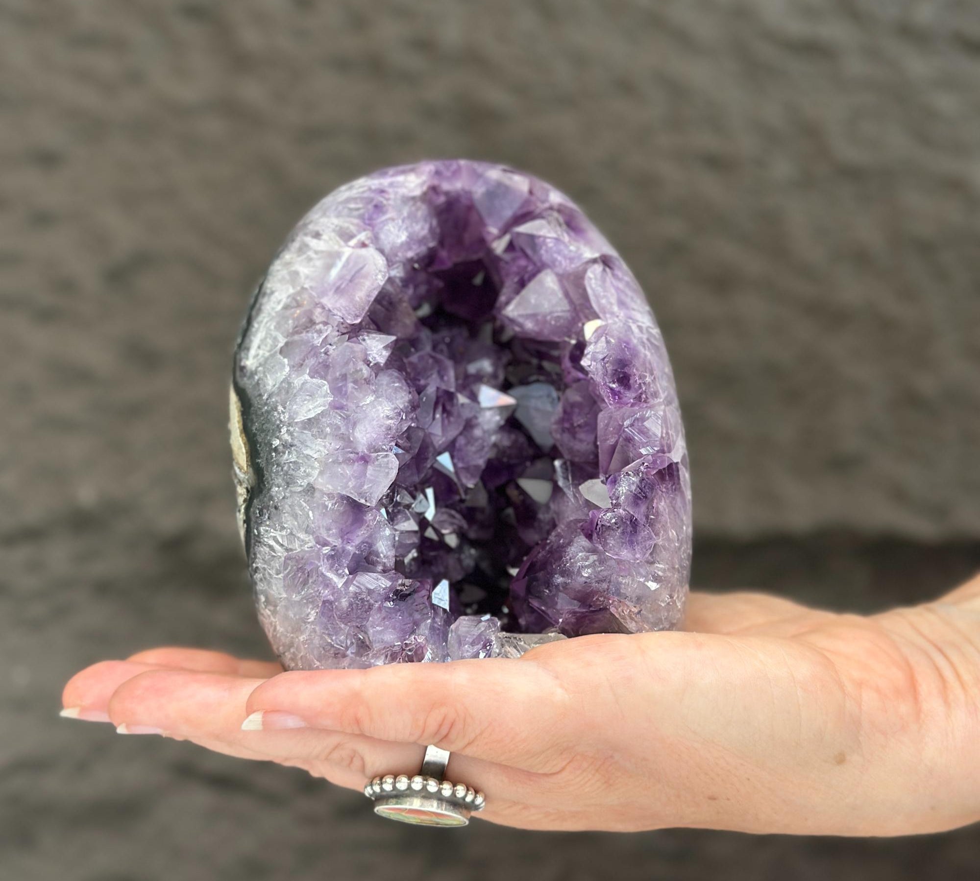 amethyst_crystal_egg_uruguay_6_e8a741a3-f588-4316-a81d-096d3af71e5c.jpg