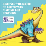 Dinosaur con cristales de amatista en su chaleco y mano, con el logo de Geo Genius de Deep Purple Project.