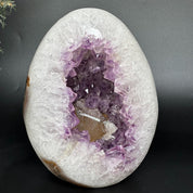 DeepPurpleProject geoda de amatista y cuarzo natural en forma de huevo, con cristales morados intensos y exterior blanco translúcido. Decoración para el hogar.