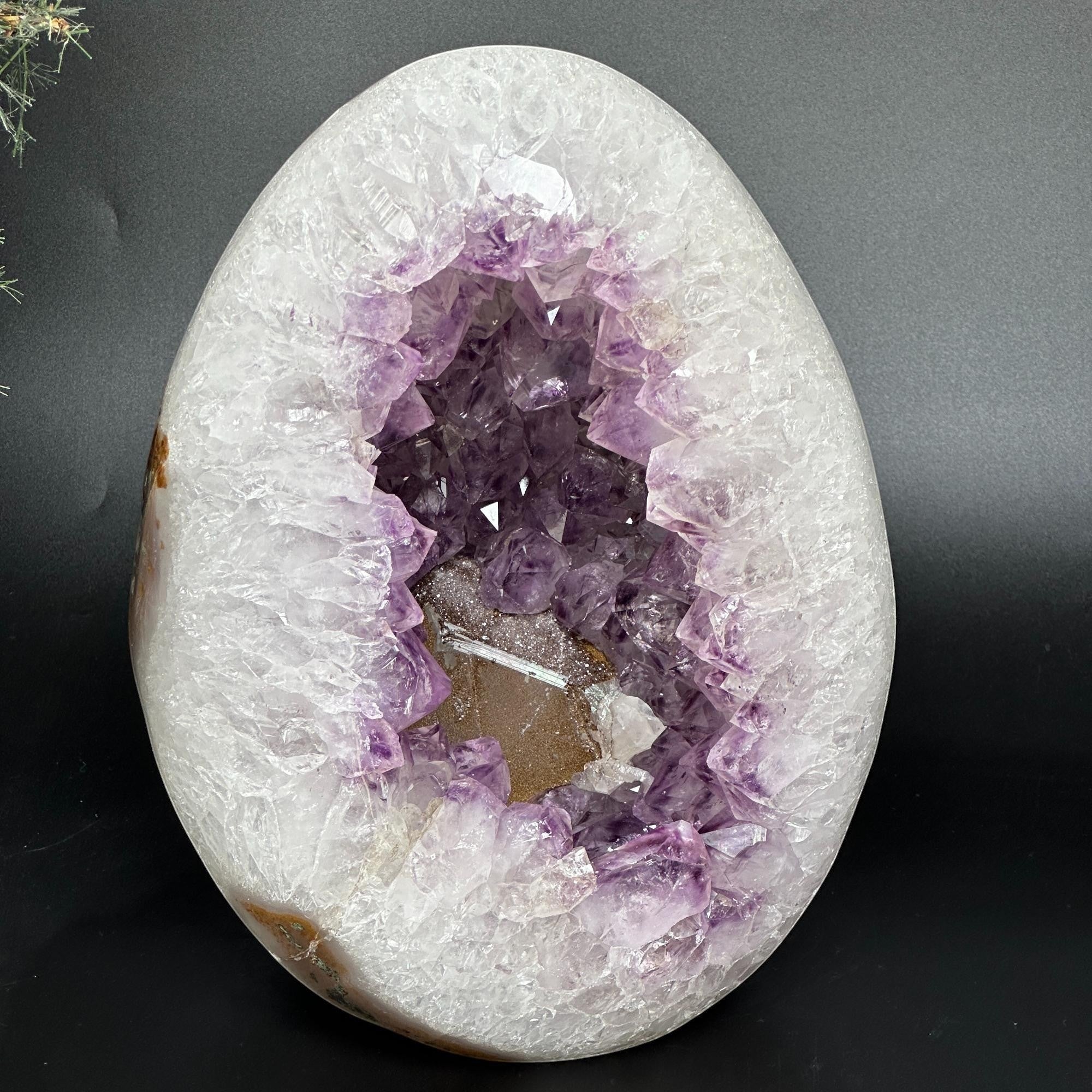 DeepPurpleProject geoda de amatista y cuarzo natural en forma de huevo, con cristales morados intensos y exterior blanco translúcido. Decoración para el hogar.