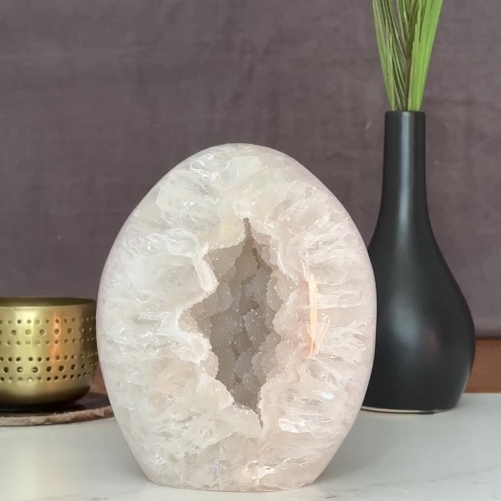 Superb Crystal Geode, Large Cave Egg shaped, White Quartz for collectors, 7 in Tall Full polished stone, Stunning decor AAA Crystal no