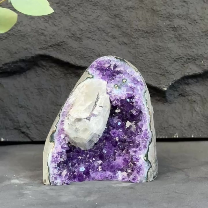 amethyst formation ith calcite 