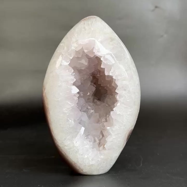 Quartz crystal geode