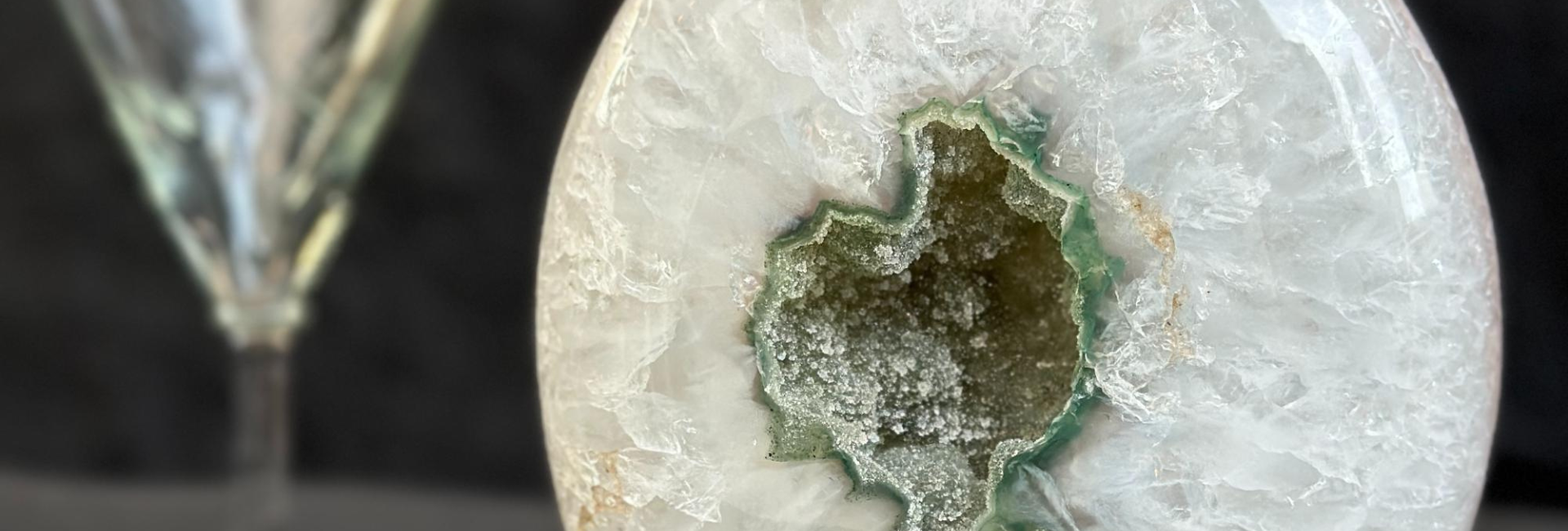 white_quartz_geode_crystals_dea16e3d-3f3d-4fae-96c1-bad01bcb9728.png